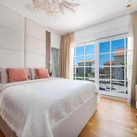 Castella Aurea Willa *