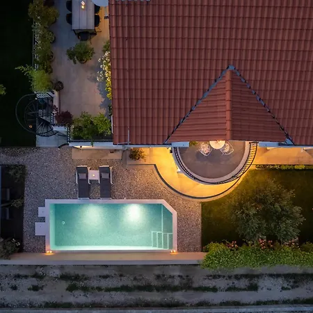 Castella Aurea Villa *